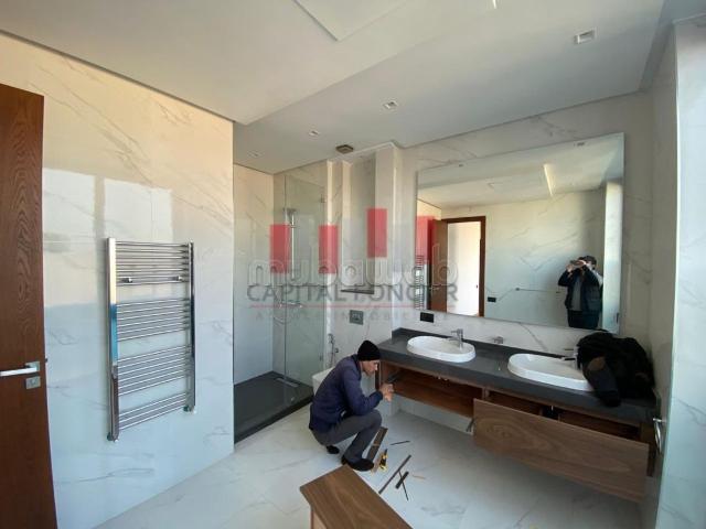 Villa de haut standing à louer à Ain Diab. 3 belles chambres. Air conditionné et cheminée