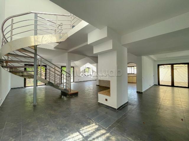 Villa de haut standing à louer à Ain Diab. Surface de 450 m². Fenêtres avec double vitrage et porte blindée