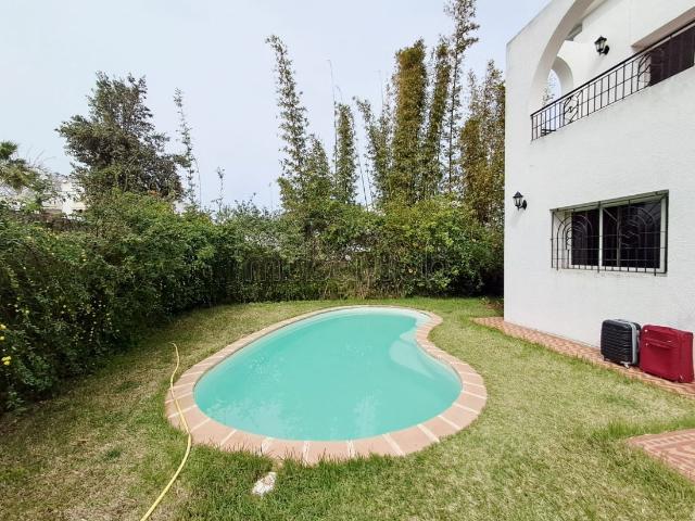 Villa de haut standing à louer à Riyad. 6 belles chambres. Fenêtres avec double vitrage et porte blindée