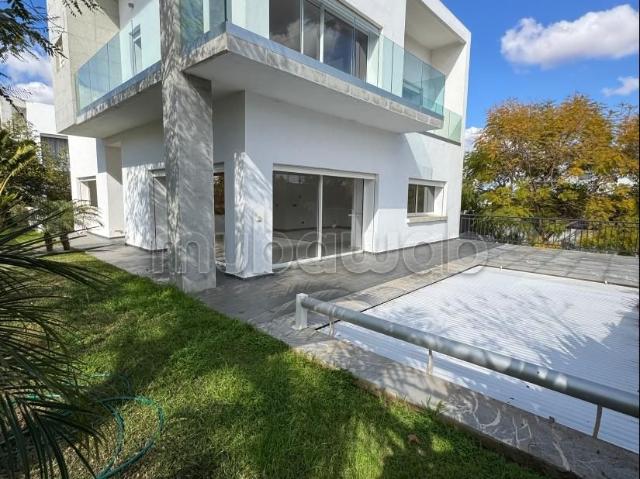 Villa de haut standing à louer à Souissi. 7 grandes pièces. Piscine et service de Conciergerie