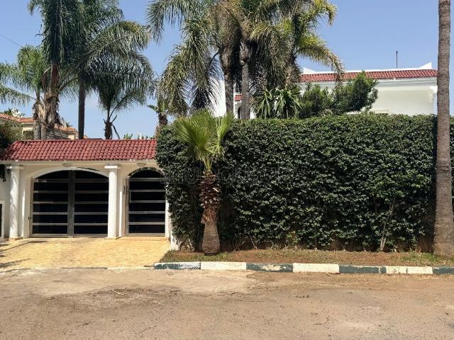 Villa de haut standing à vendre à Californie. 4 grandes pièces. Tout confort avec piscine et cheminée