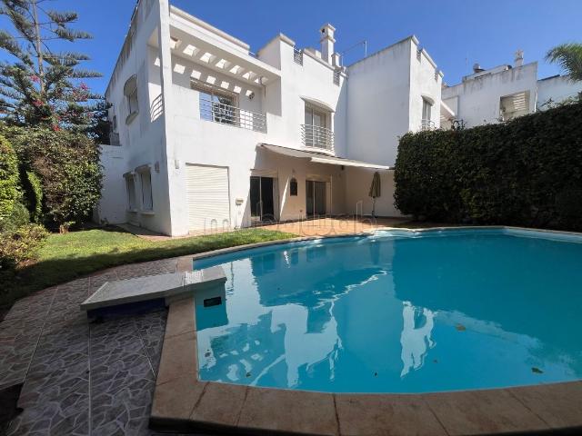 Villa de haut standing à vendre à Ain Diab. 3 grandes pièces. Places de stationnement et terrasse