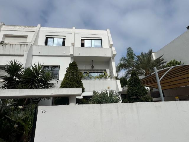 Villa de haut standing à vendre à Ain Diab Paranfa Extension. Surface de 380 m². Jardin