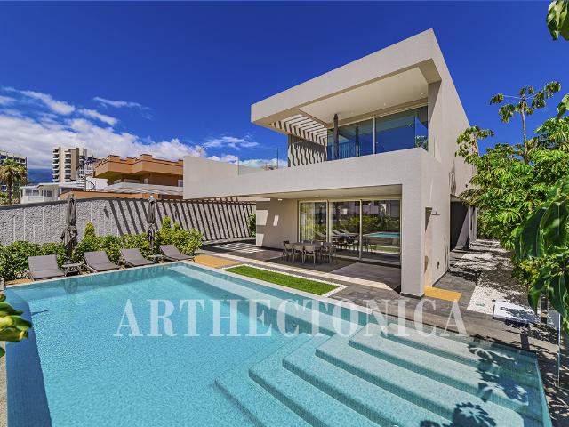 Villa de Lujo a estrenar en Playa de las Américas