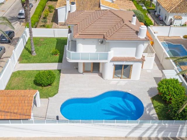 Villa de Lujo, como nueva, independiente, 3 dormitorios, 3 baños, piscina privada, gran jardín, cerca de la playa en Cabo Roig