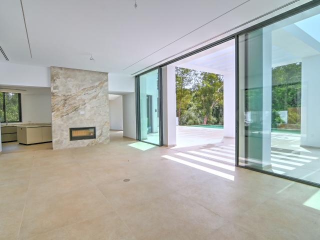 Villa de lujo completamente nueva en la prestigiosa zona F — vistas al desfiladero, piscina infinita y vida interior‑exterior impecable