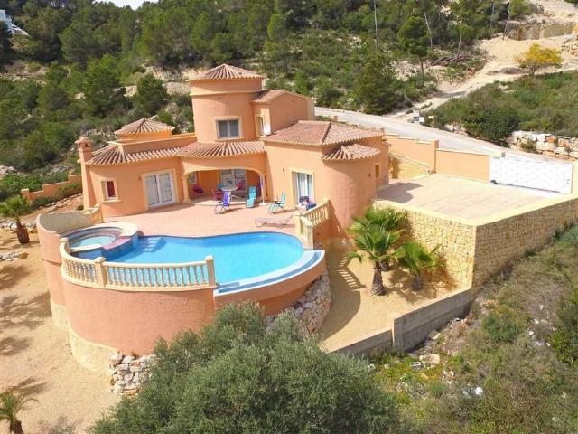 Villa de lujo con una gran piscina
