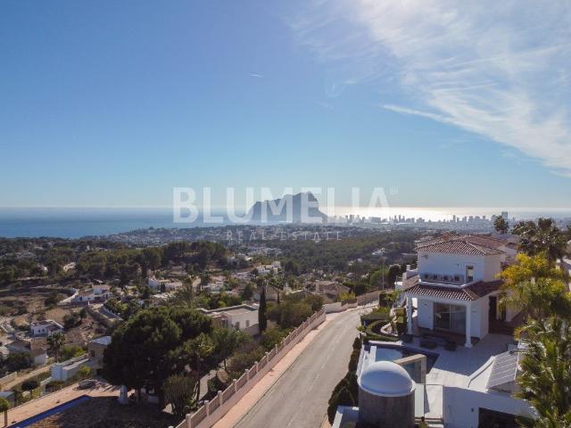 Villa de lujo con vistas panorámicas al mar en venta en la c. 310m² Benissa