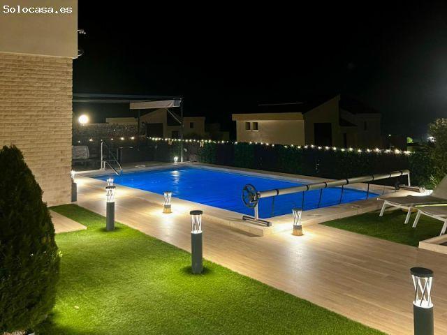Villa de lujo con vistas panorámicas al mar, piscina climatizada y comodidad