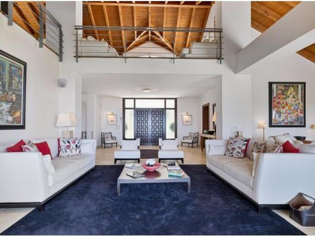 Villa de Lujo con Vistas Panorámicas al Mar, Piscina Infinita en El Herrojo Alto – La Quinta Golf