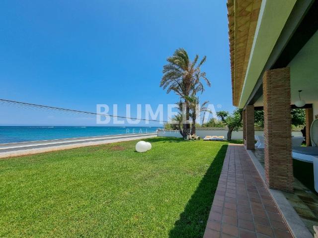 Villa de lujo con acceso directo a la playa en venta en Deni. 290m² Dénia
