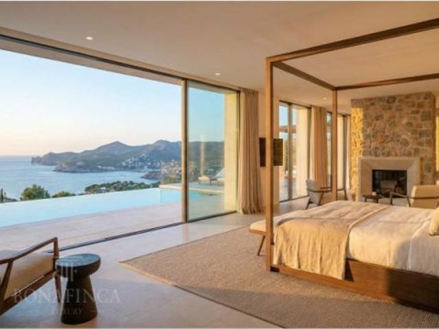 Villa de lujo con dos piscinas y vistas panorámicas al Mediterráneo en Santa