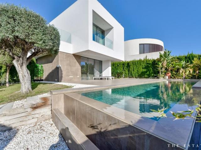 Villa de lujo con jardín y vistas al mar en Sierra Cortina. 379m² Benidorm