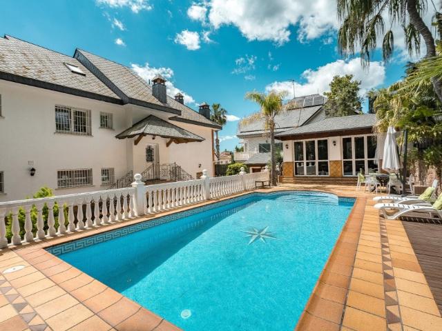 Villa de lujo con jardín y piscina en Fontpineda