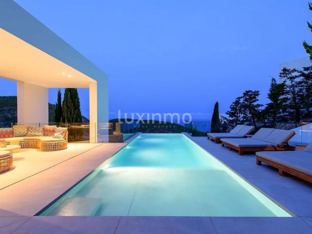 Villa de lujo con licencia turística en Roca Llisa 500m² Santa