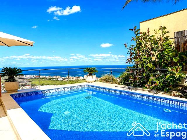 Villa de lujo con piscina y vistas al mar en Las Atalayas