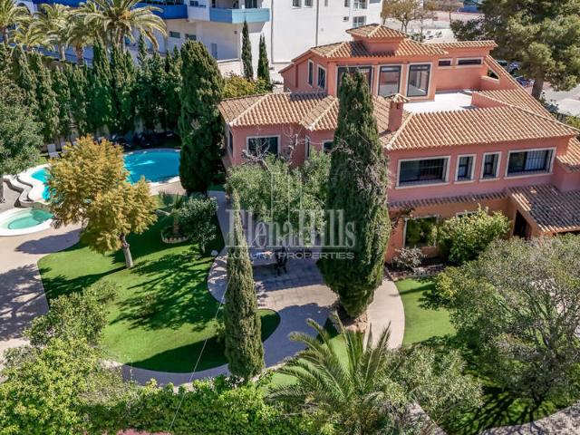 Villa de lujo con piscina, jardín y espacios para toda la familia