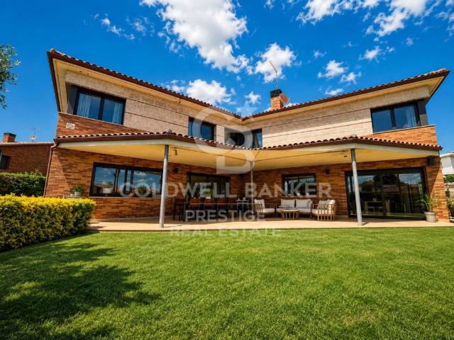 Villa de lujo con piscina y jardín privado en La Garriga 273m² La Garriga