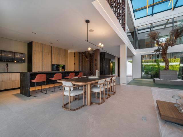 Villa de lujo contemporánea con piscina en la azotea y un garaje inmenso en la Golden Mile de Marbella
