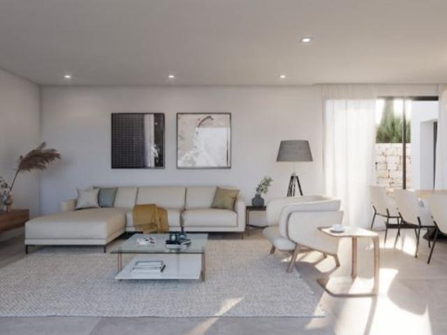 Villa de lujo contemporánea con piscina infinita y vistas panorámicas al mar en