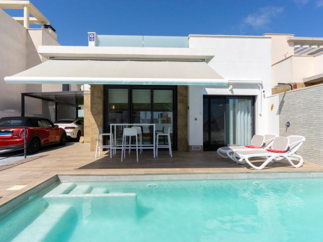 Villa de lujo contemporánea con piscina privada climatizada y vistas impresionantes en San Miguel de Salinas