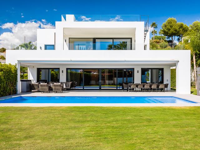 Villa de lujo contemporánea en una prestigiosa comunidad cerrada dentro del Valle del Golf