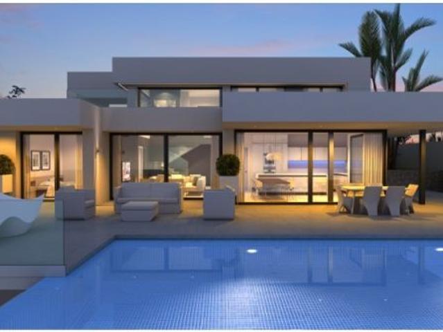 Villa de lujo de diseñador con piscina infinita y vistas panorámicas al mar