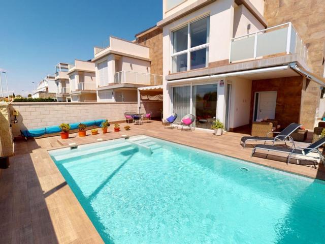 Villa de lujo de 4 dormitorios 3 baños, un aseo, solarium pr. 132m² Torrevieja