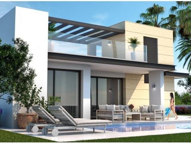 Villa de lujo de 4 dormitorios y 7 baños con vistas al Mar. Rio Real Golf, Marbella