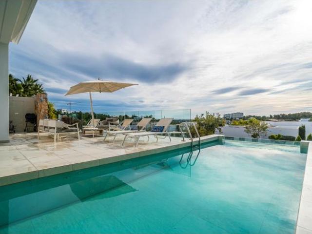 VILLA DE LUJO DE 4 DORMITORIOS Y 2 BAÑOS EN COLINAS GOLF ORIHUELA COSTA