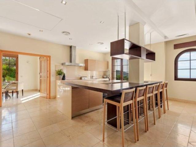 Villa de lujo de 5 dormitorios, 5 baños y vistas al mar. Montemayor, Benahavís