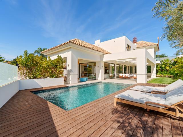 Villa de Lujo de 5 Dormitorios con Gimnasio, Sauna y Amplias Terrazas Cerca del Mar en San Pedro de Alcántara