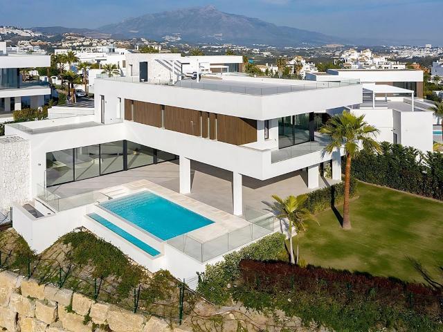 Villa de lujo de 5 dormitorios y 5 baños con vistas al Golf. La Alquería, Benahavís