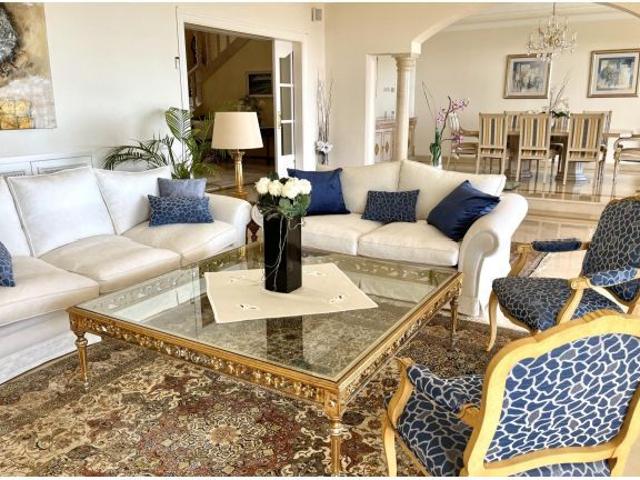 Villa de lujo de 6 dormitorios y 8 baños con vistas al mar. Cascada de Camoján, Marbella Norte