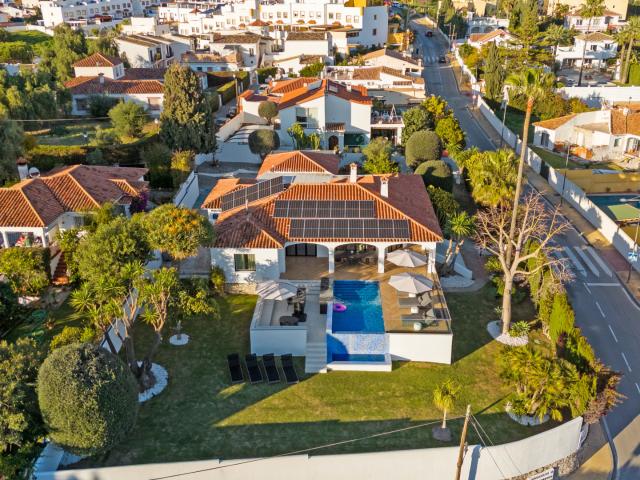 Villa de lujo de 7 dormitorios con piscina infinita en Marbella