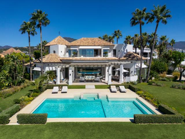Villa de Lujo de 7 Dormitorios con Vistas Panorámicas al Mar y la Montaña