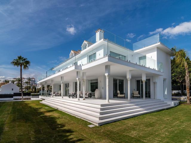Villa de lujo de 8 dormitorios y 7 baños con vistas a La Co. 988m² Marbella