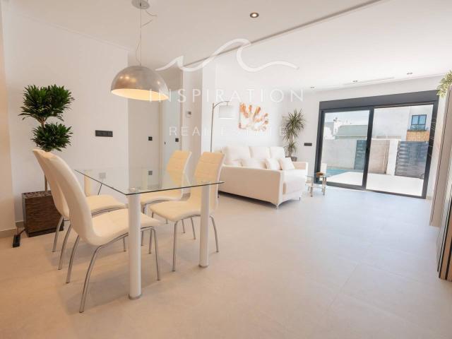 Villa de Lujo: Diseño Vanguardista, Paneles Solares y Piscina Privada