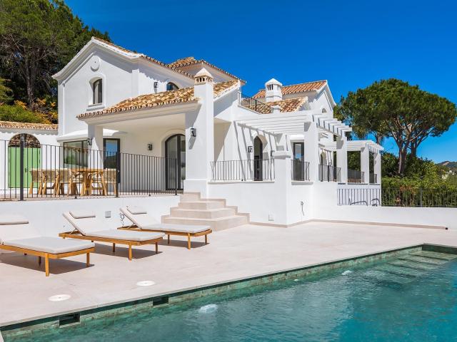 Villa De Lujo Elegantemente Renovada En La Urbanización Resi. 380m² El madroñal