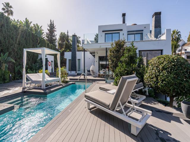 Villa de lujo en Nueva Andalucía: Confort incomparable, seguridad y opulencia