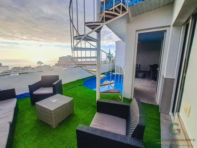 Villa de Lujo en Adeje: Piscina Privada, Vistas al Mar y Oportunidad de Inversión