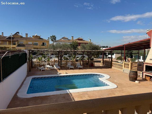 VILLA DE LUJO EN ALMORADI CON PISCINA PRIVADA