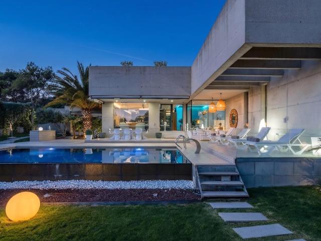 *^VILLA DE LUJO EN EL BOSQUE CON CINE, GIMNASIO Y PISCINA CLIMATIZADA^*