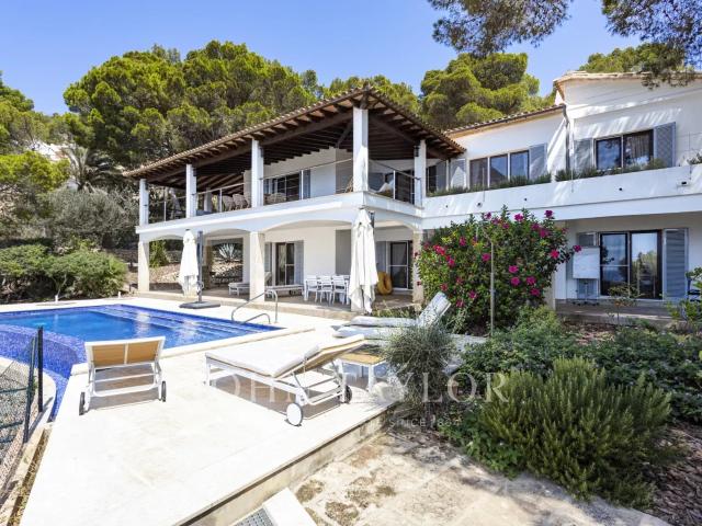 Villa de lujo en primera línea de Camp de Mar Andratx con acceso al mar
