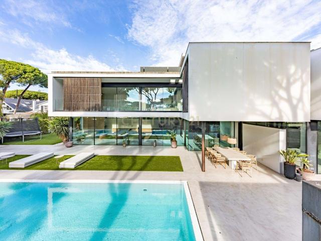 Villa de lujo en segunda línea de playa en Castelldefels: diseño, confort y exclusividad