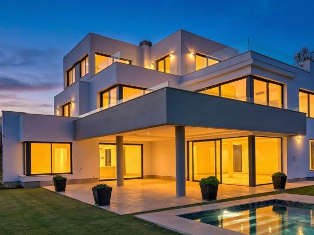 Villa de Lujo en Sotogrande con Vistas Panorámicas al Mar y al Golf