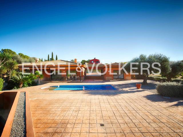 Villa de lujo en una sola planta con piscina, amplio jardín. 475m² Peralada