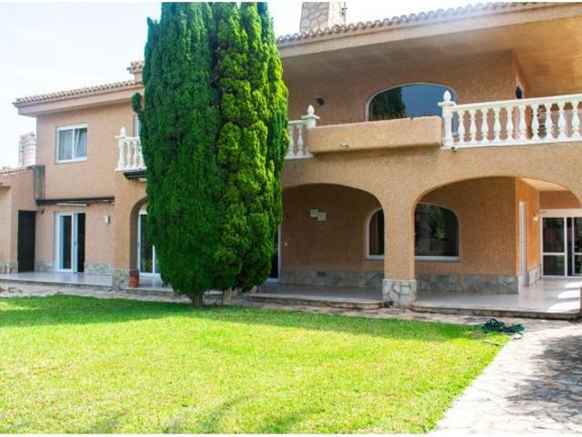 Villa de Lujo en Venta en La Manga del Mar Menor, Murcia