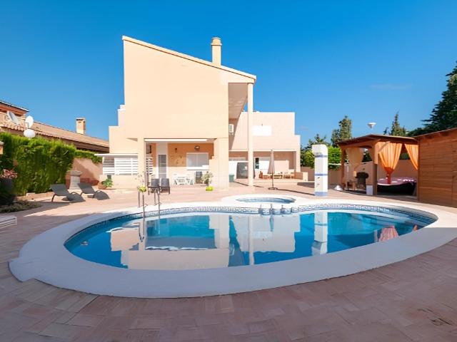 Villa de lujo en venta en La Mata Torrevieja a solo 60 m de. 0m² Torrevieja
