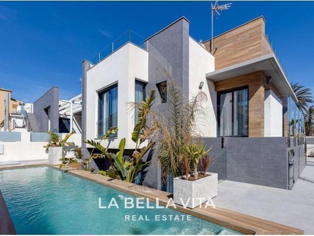 Villa de Lujo en Venta en Torrevieja, Alicante